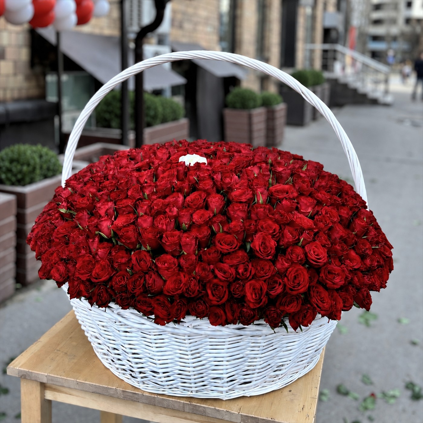Корзина из 501 красной розы
