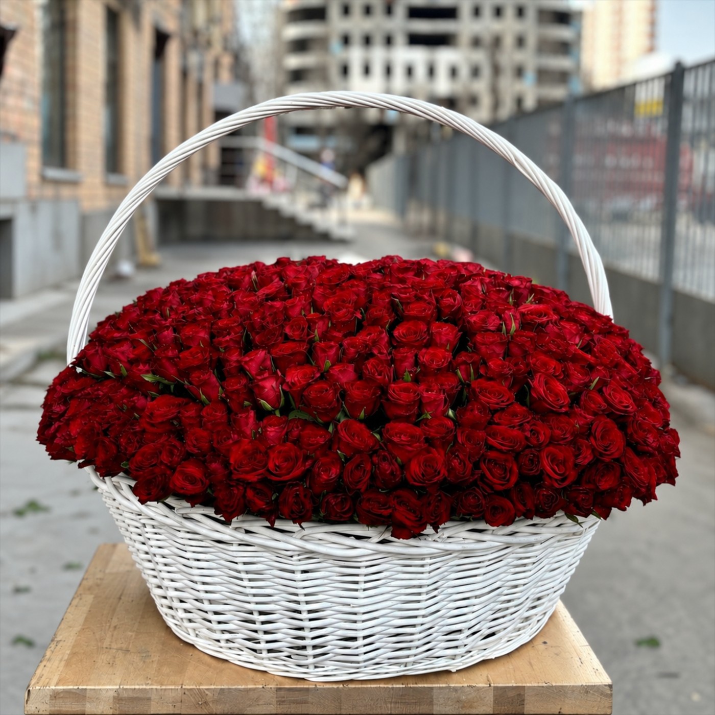 Корзина из 501 красной розы