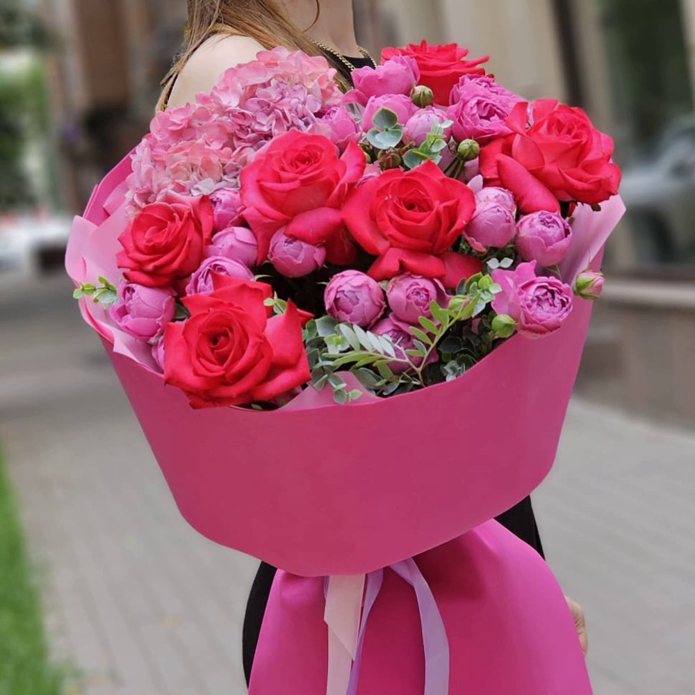 Букет из пионовидных роз и гортензии