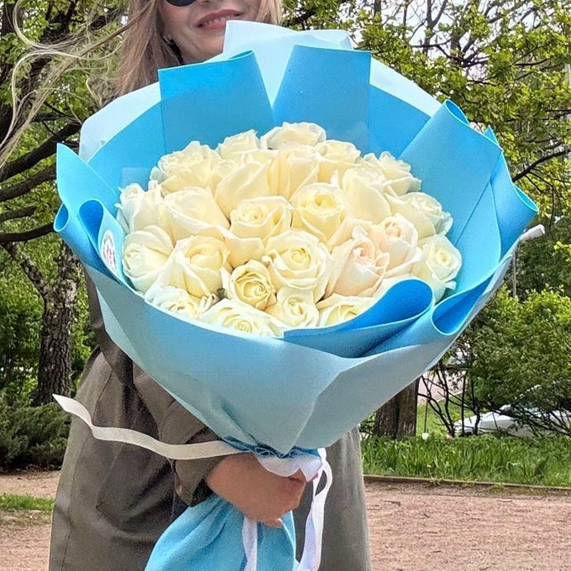 25 белые розы 60 см