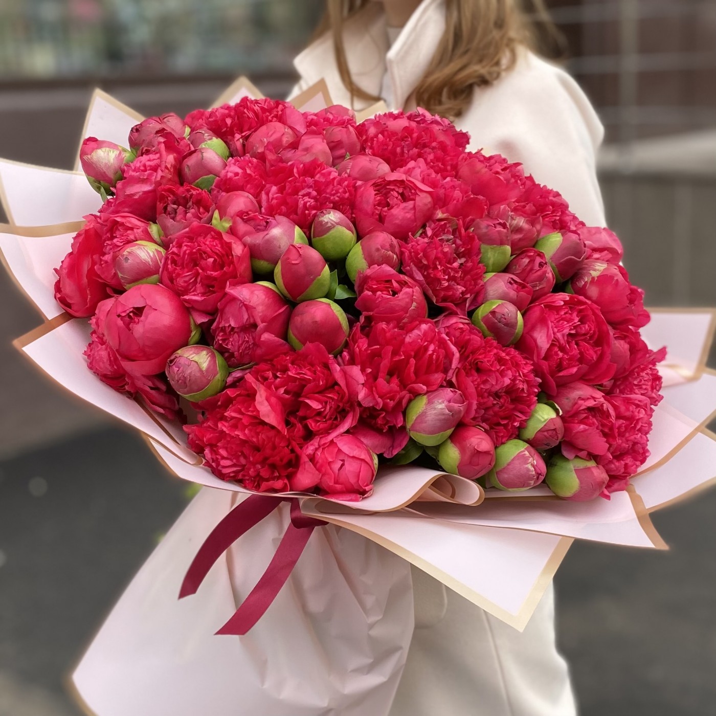 101 малиновый пион в оформлении