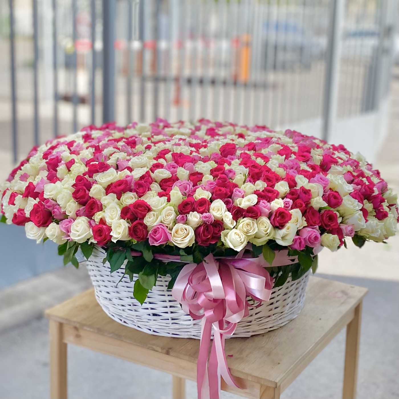 Корзина из 1001 красно-белой розы