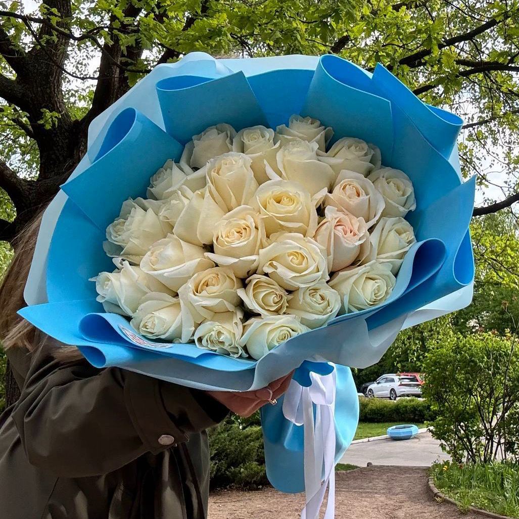 25 белые розы 60 см