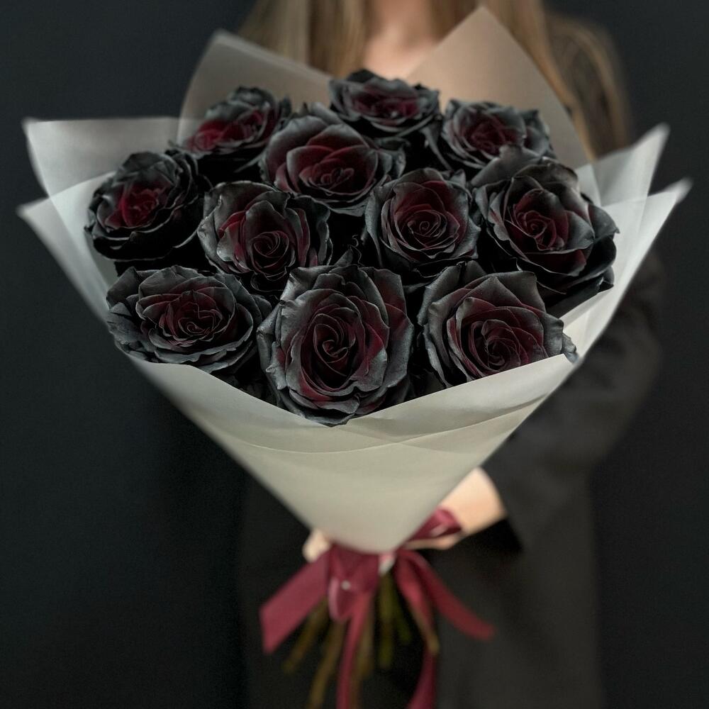 Букет из 11 чёрных роз в оформлении