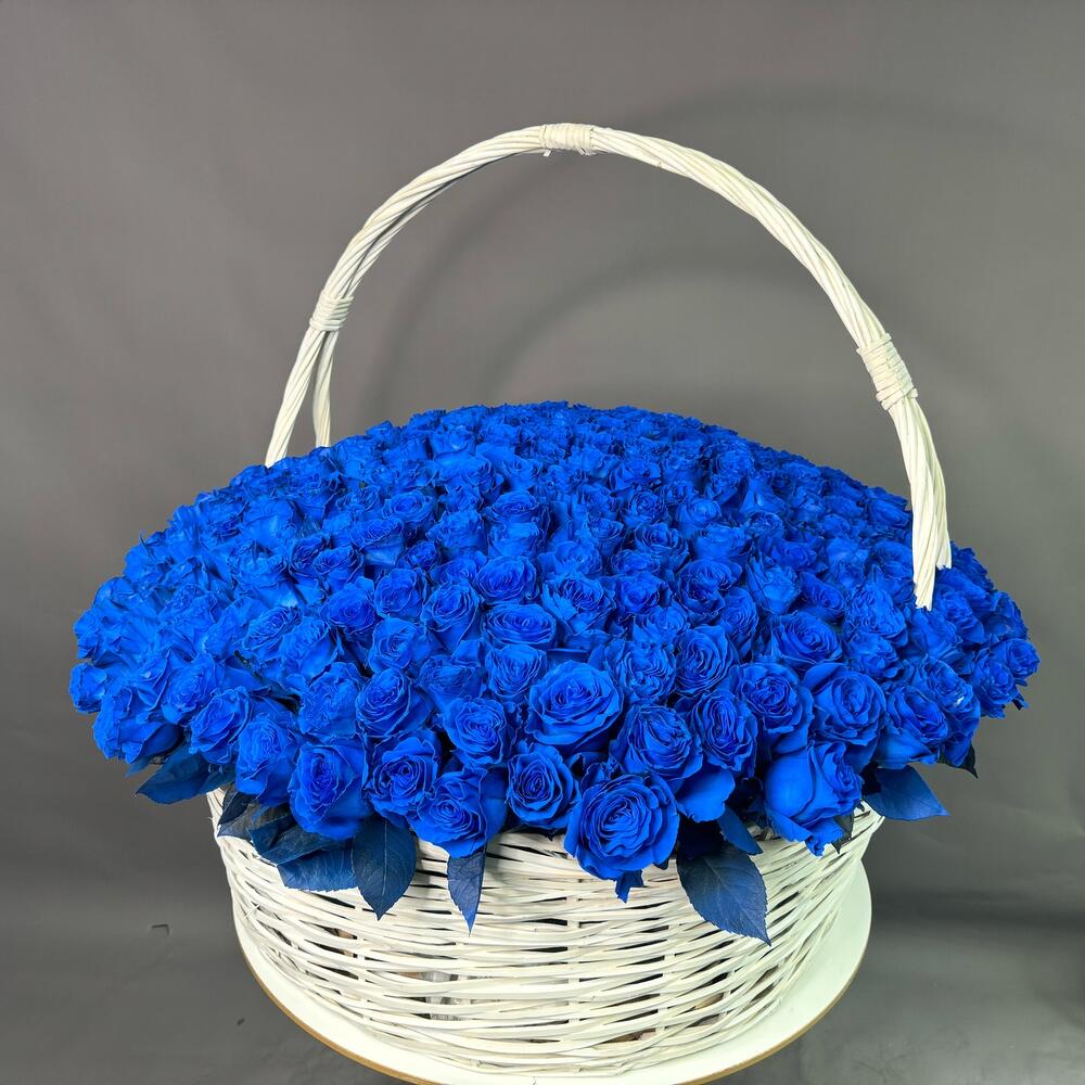 301 синяя роза в корзине