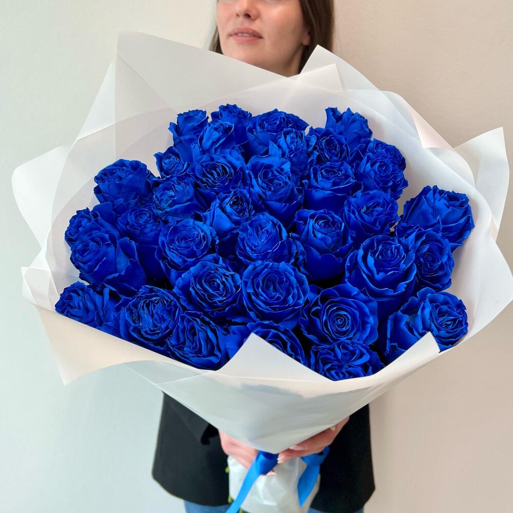 35 синих роз в оформлении