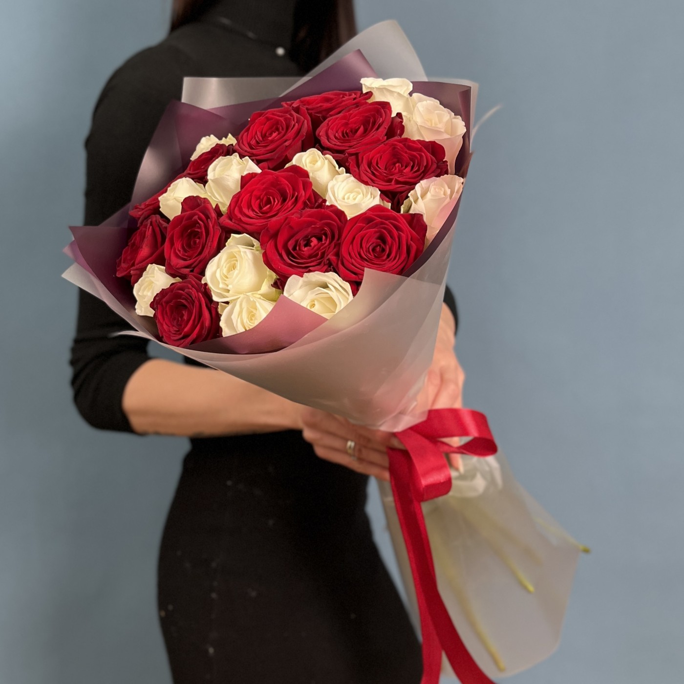 25 красно-белых роз 60 см
