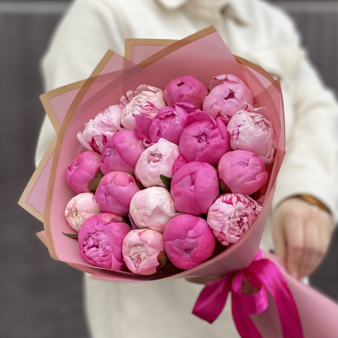 Букет из 19 пионов розовый МИКС