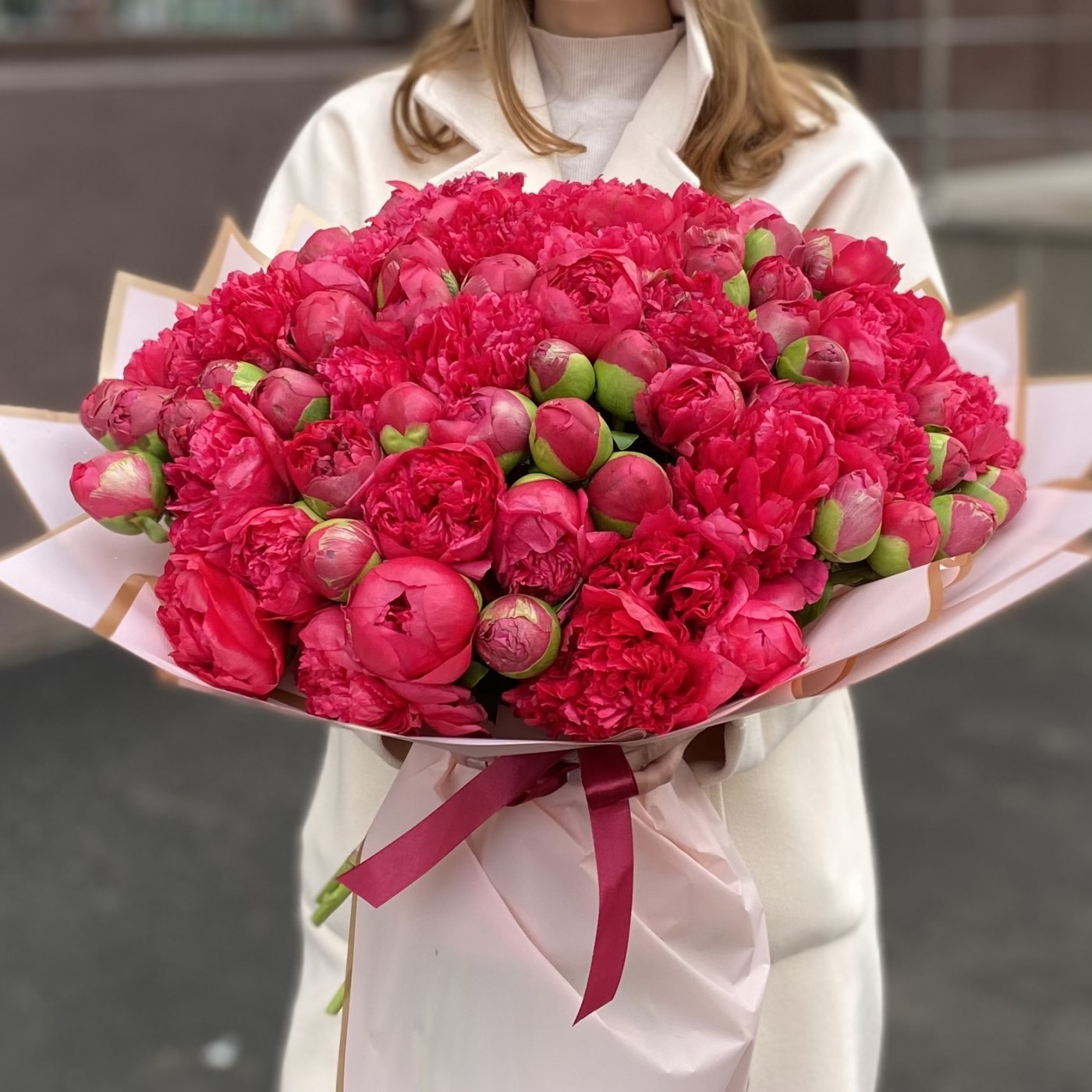 101 малиновый пион в оформлении