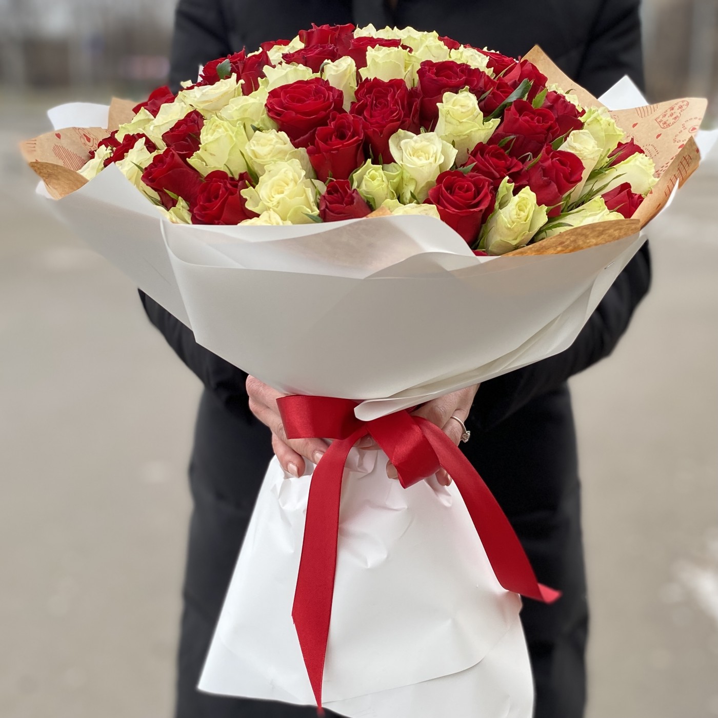 101 красно-белая роза 40 см