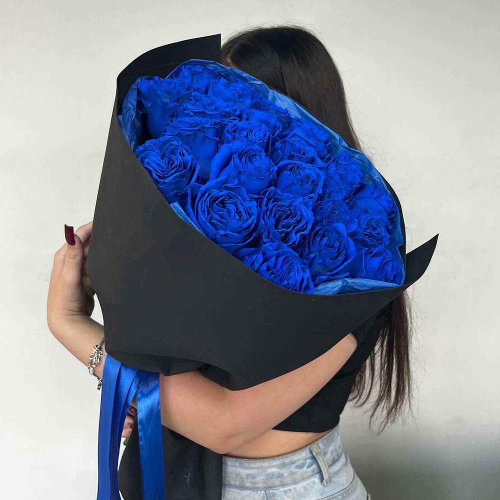 25 синих роз в оформлении