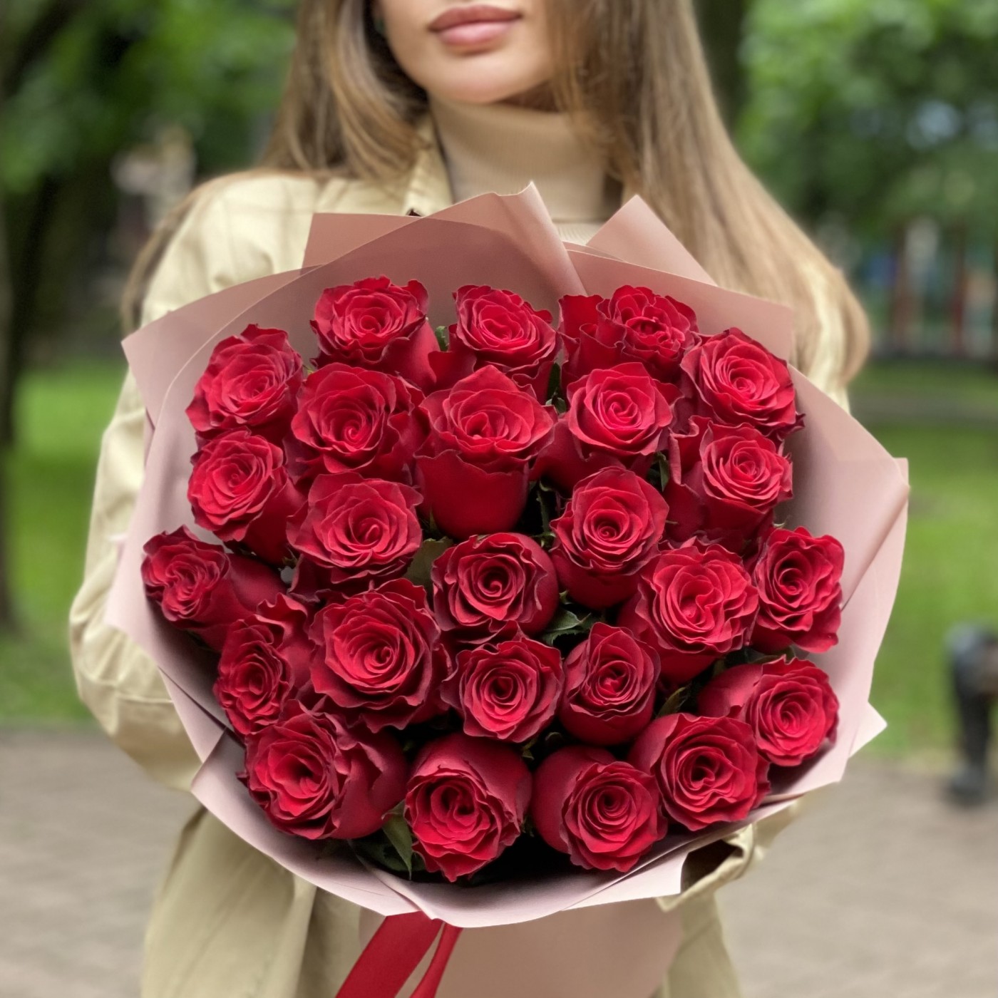 25 красных роз 50 см