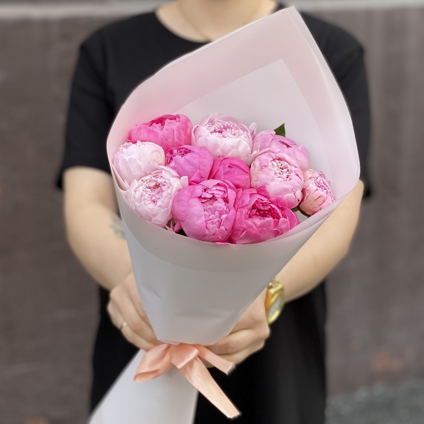 Букет из 11 пионов розовый МИКС