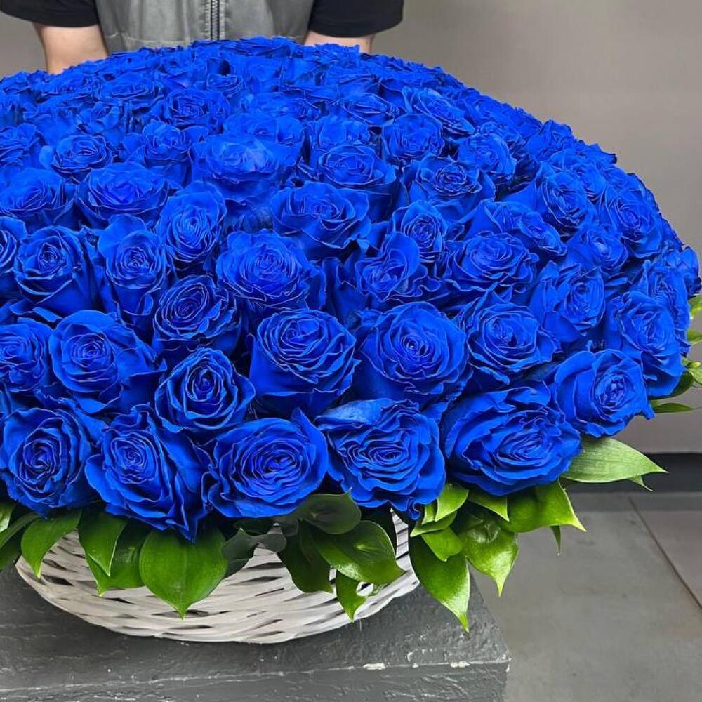 101 синяя роза в корзине