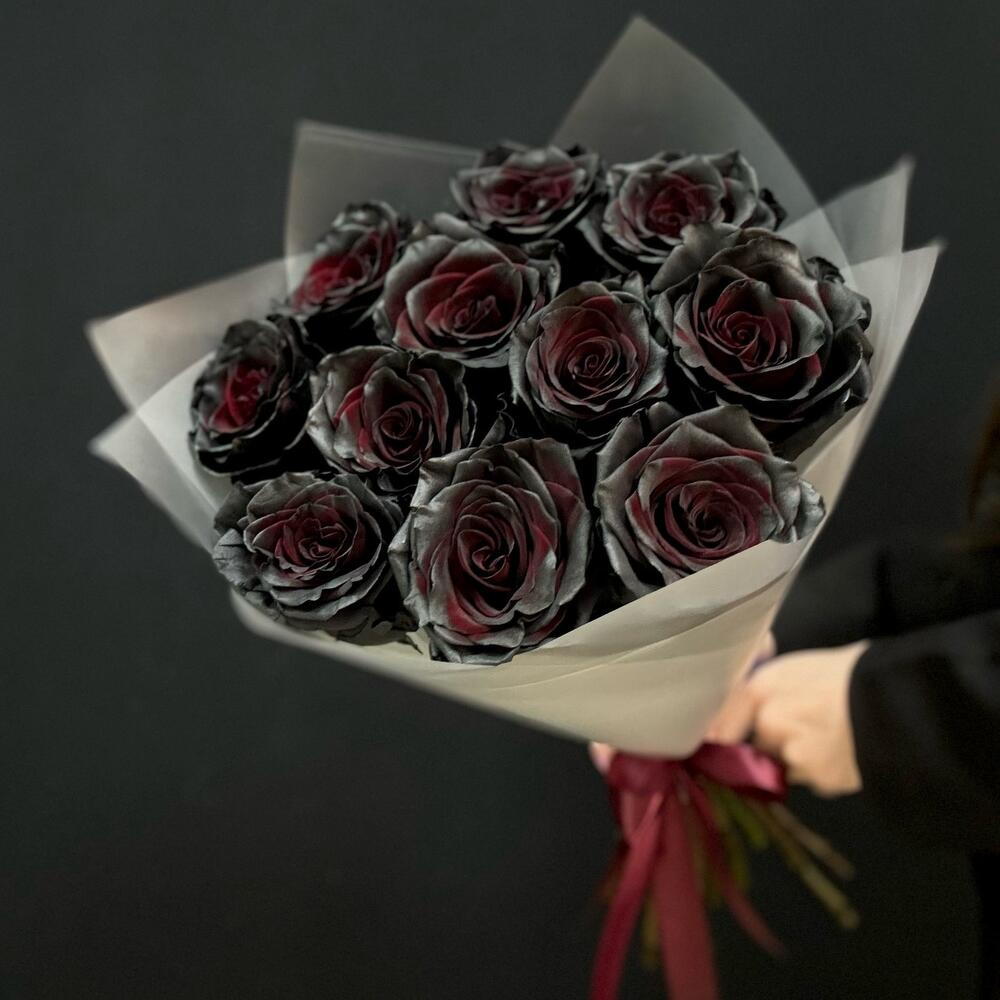 Букет из 11 чёрных роз в оформлении