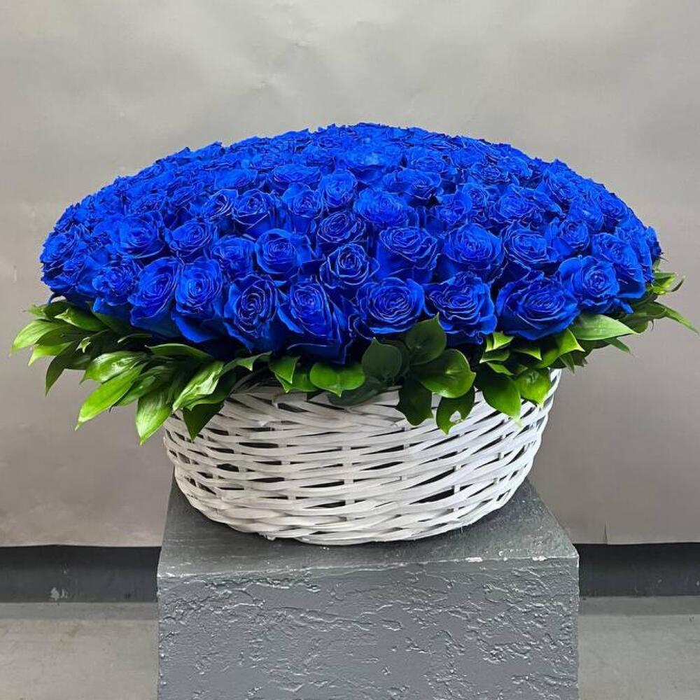 101 синяя роза в корзине