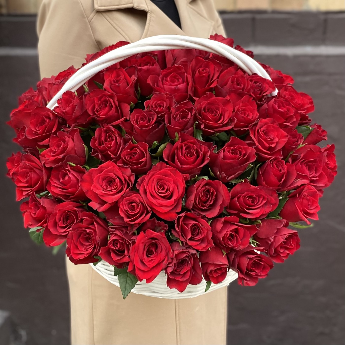 Корзина из 101 красной розы с зеленью