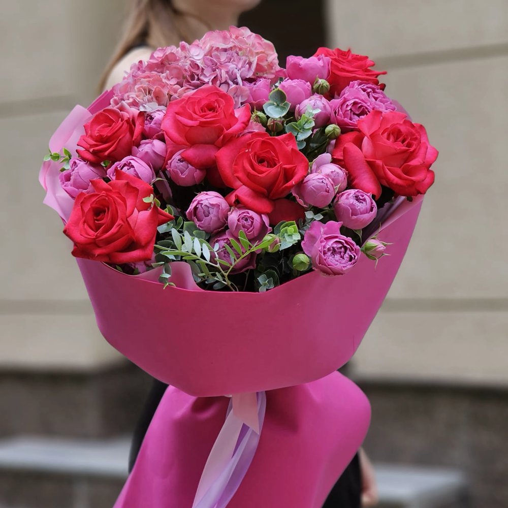 Букет из пионовидных роз и гортензии