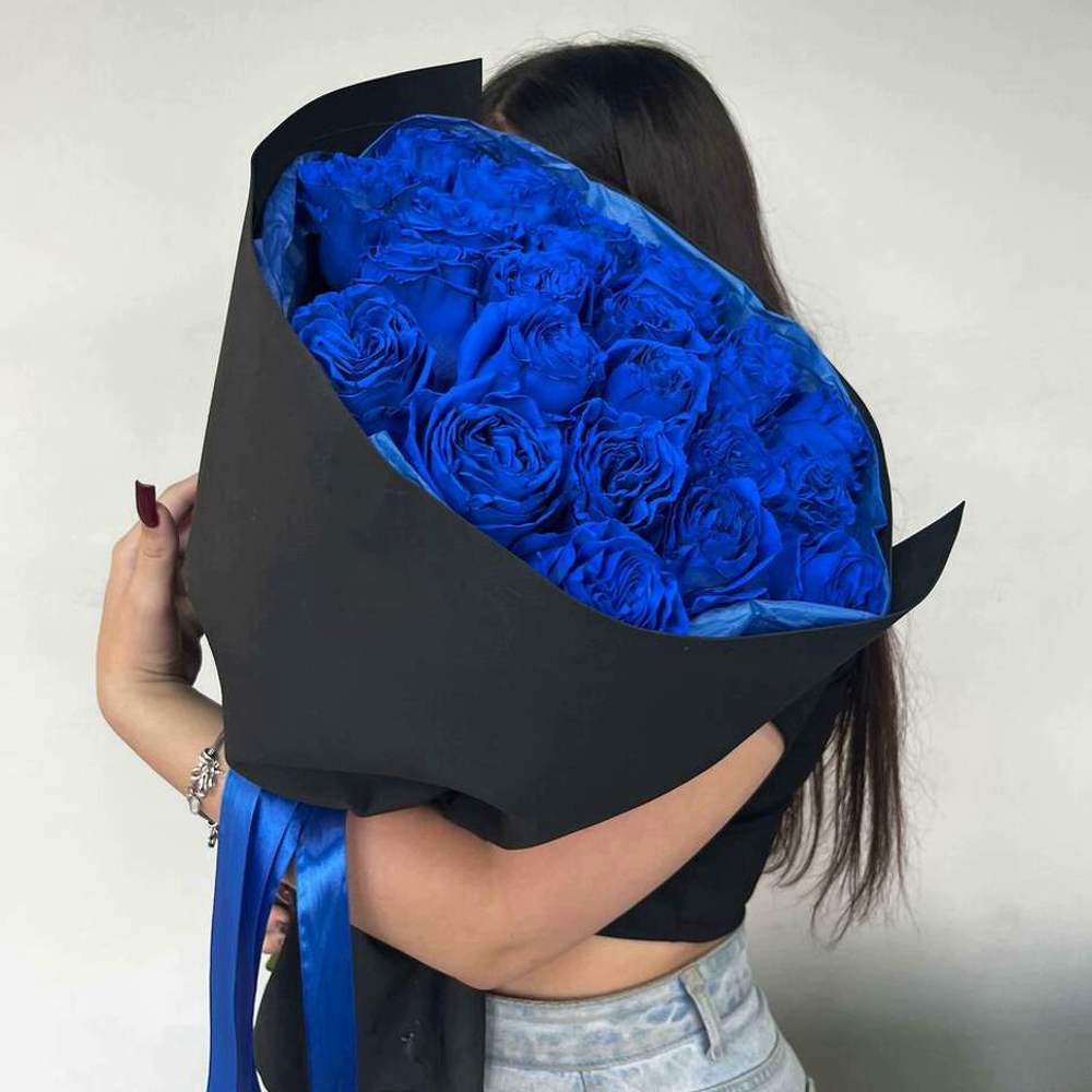 25 синих роз в оформлении