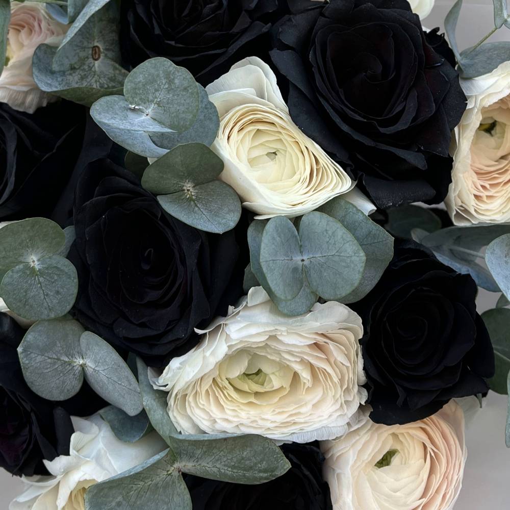 Чёрные розы с ранункулюсами