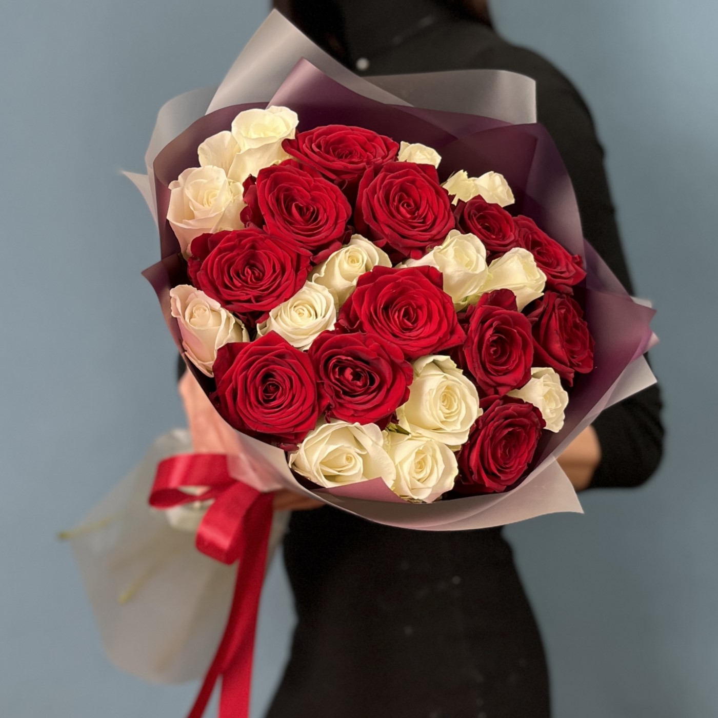 25 красно-белых роз 60 см