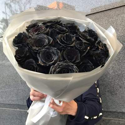 Букет из 19 чёрных роз