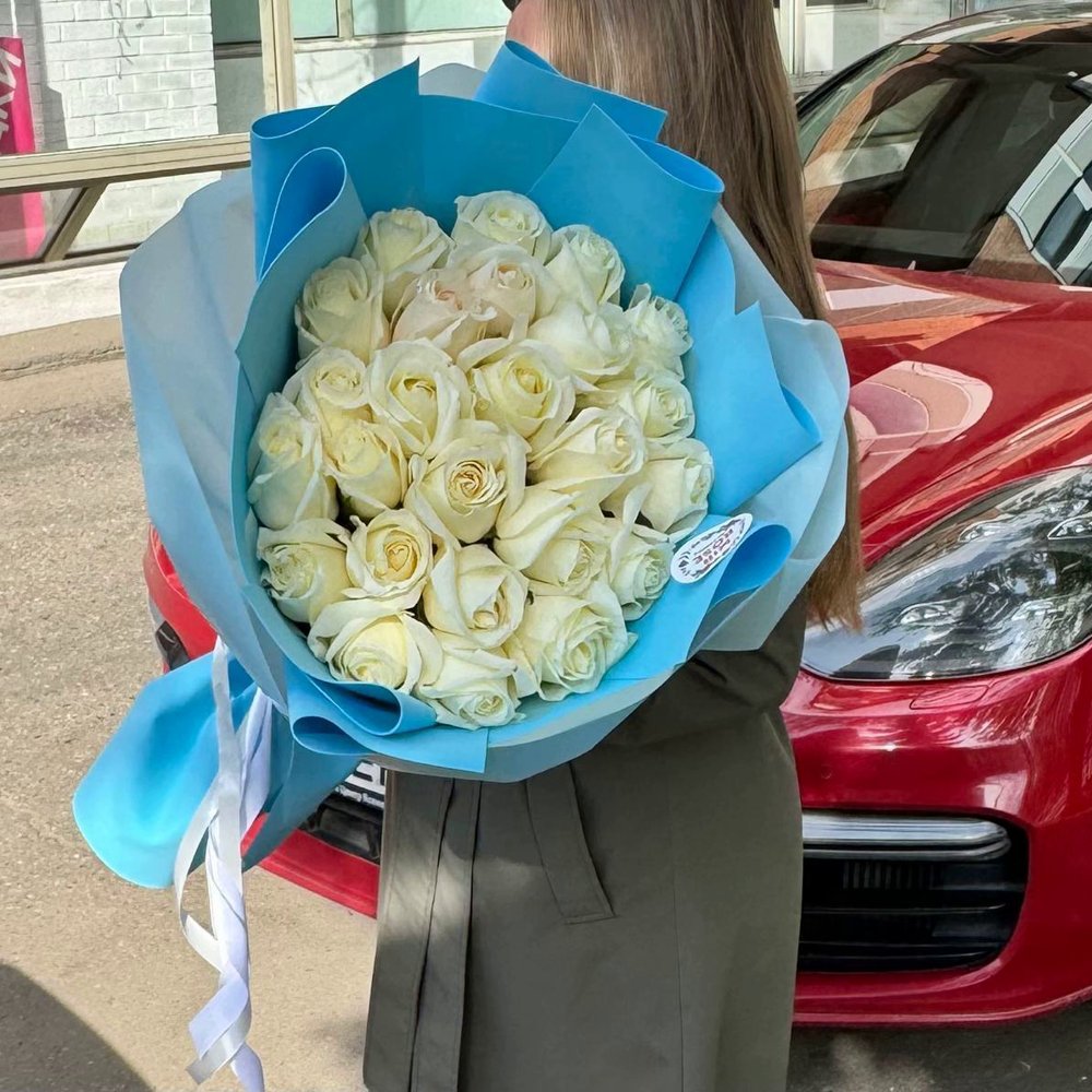 25 белые розы 60 см