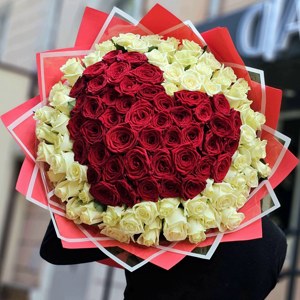 Сердце из 101 розы в оформлении