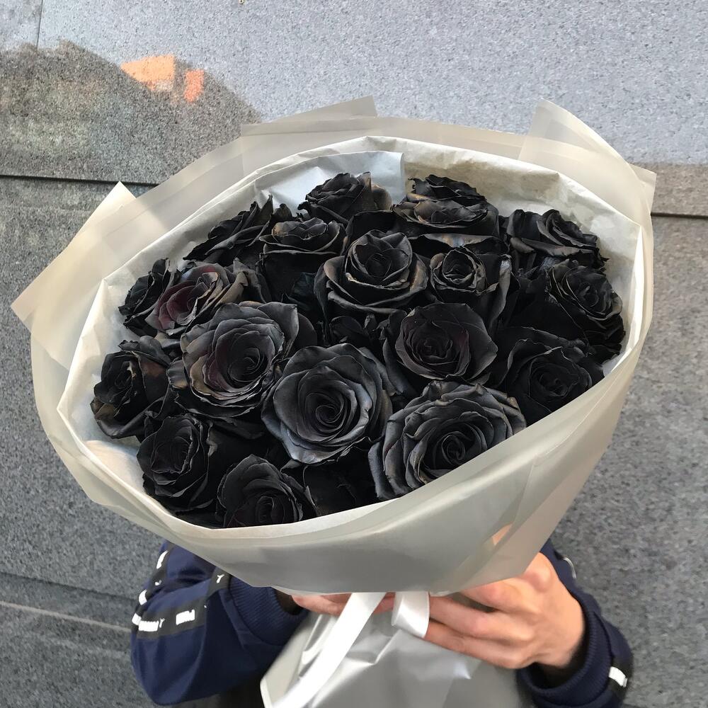 Букет из 19 чёрных роз