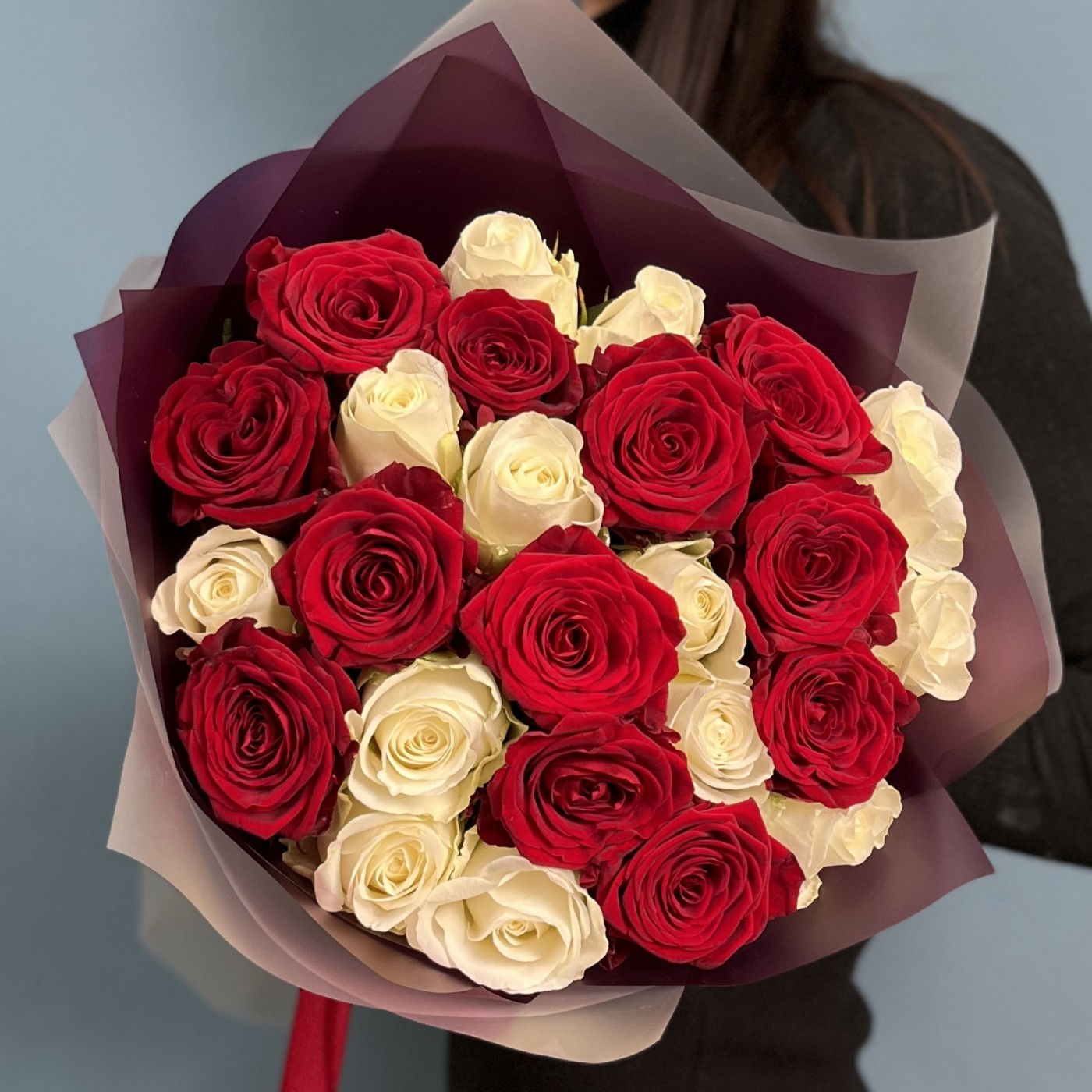 25 красно-белых роз 60 см