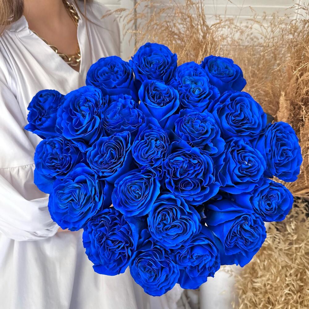23 синие розы в оформлении