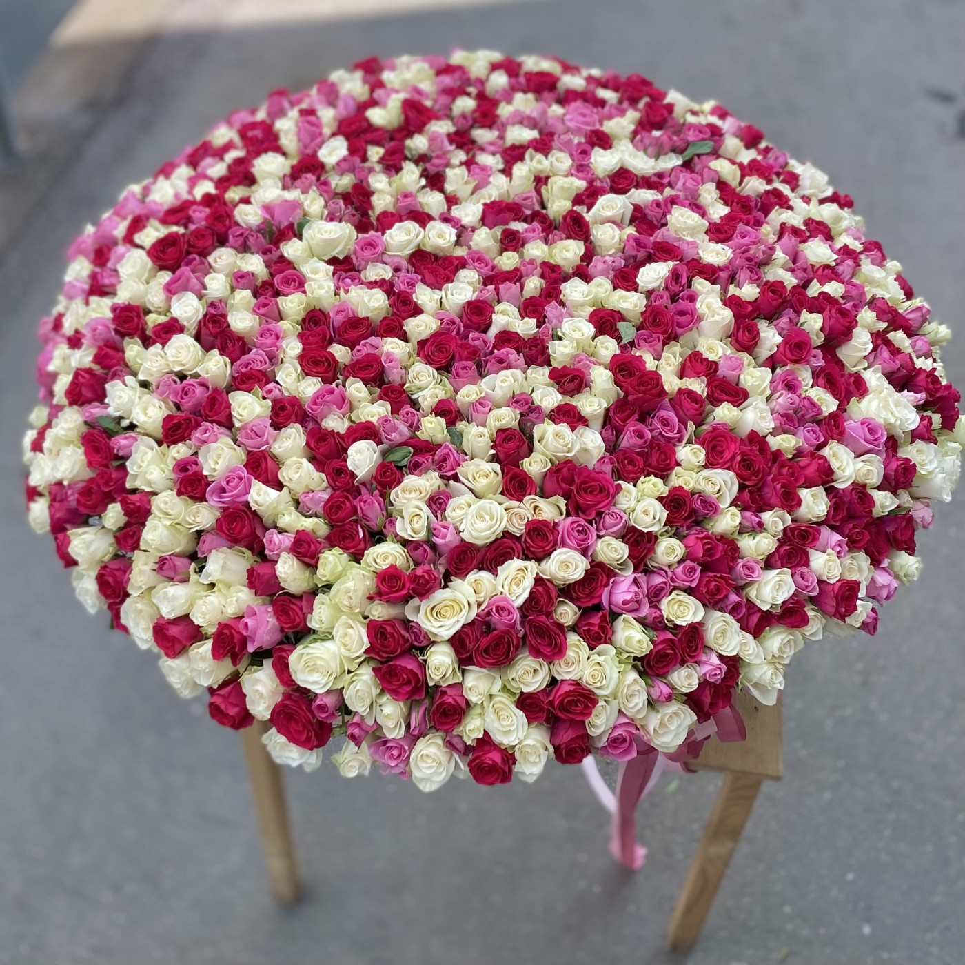Корзина из 1001 красно-белой розы