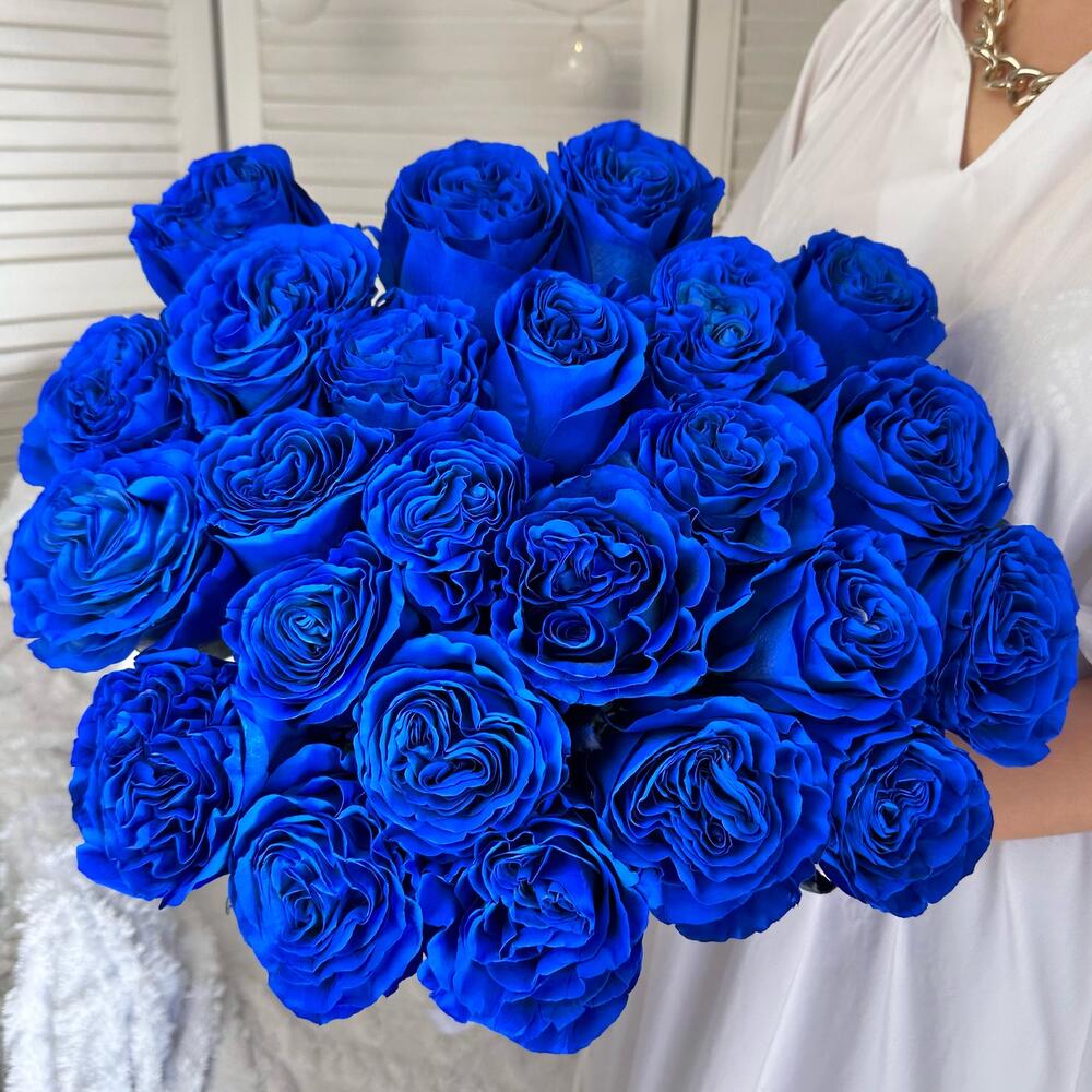 23 синие розы в оформлении