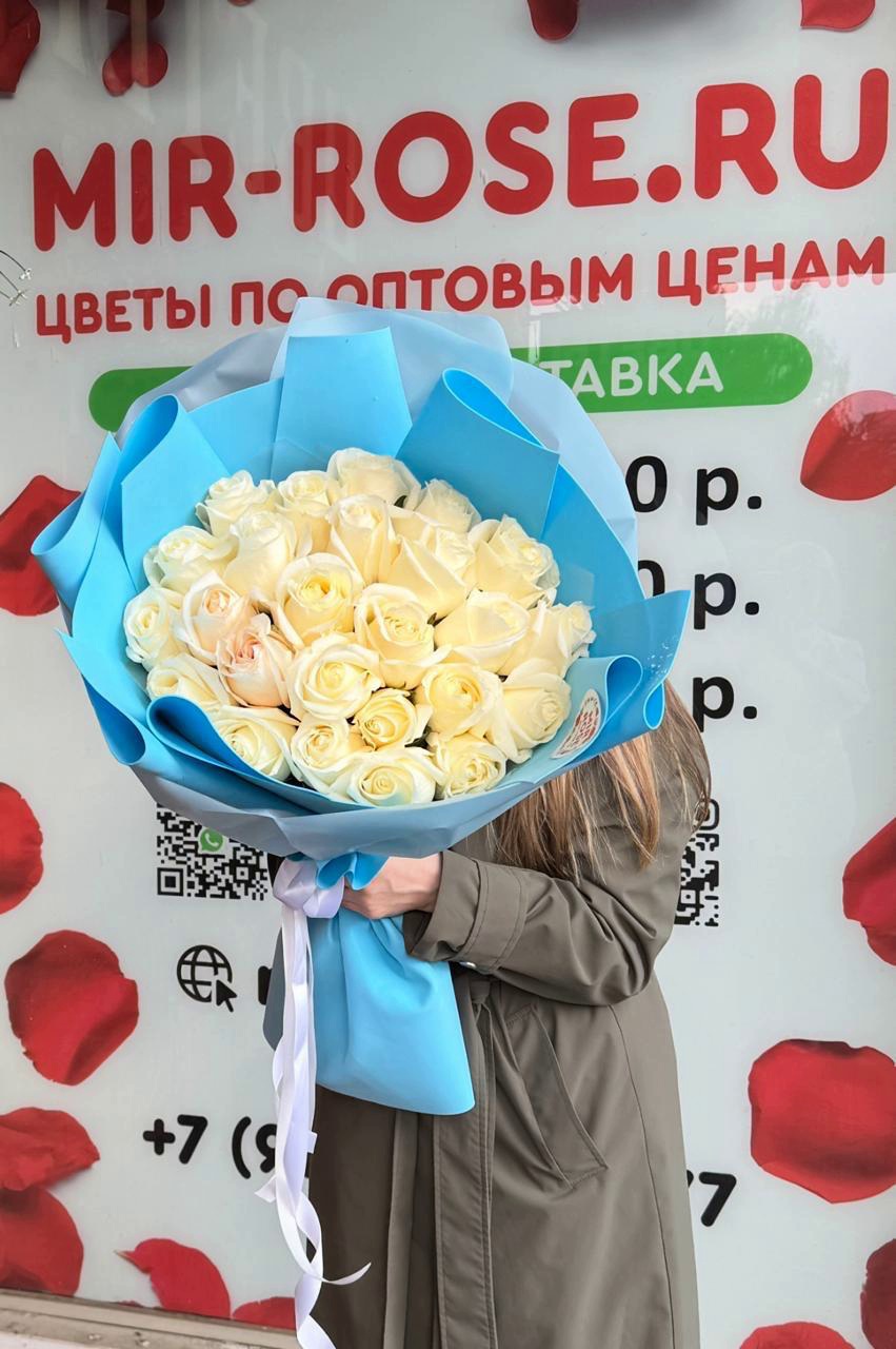 25 белые розы 60 см
