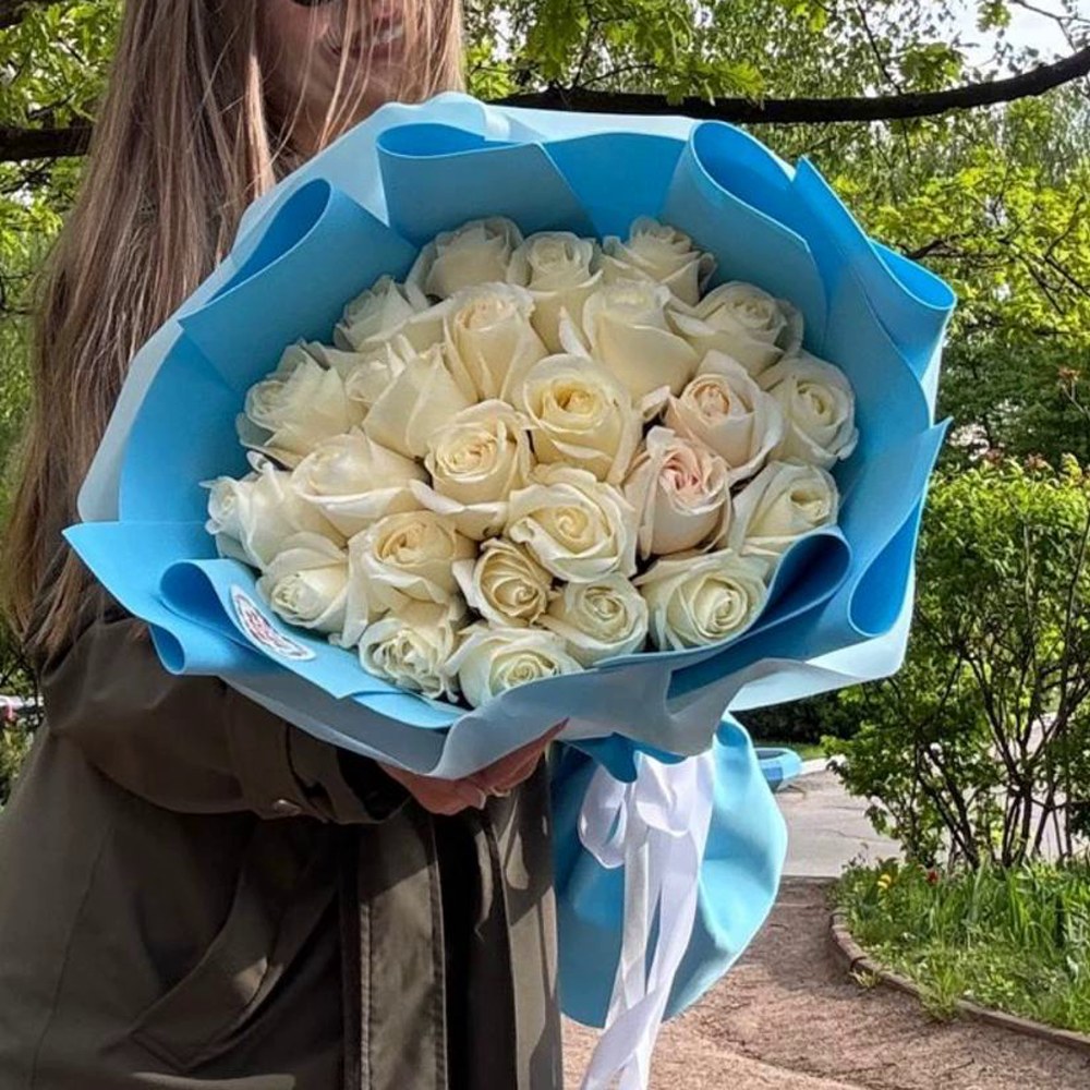 25 белые розы 60 см