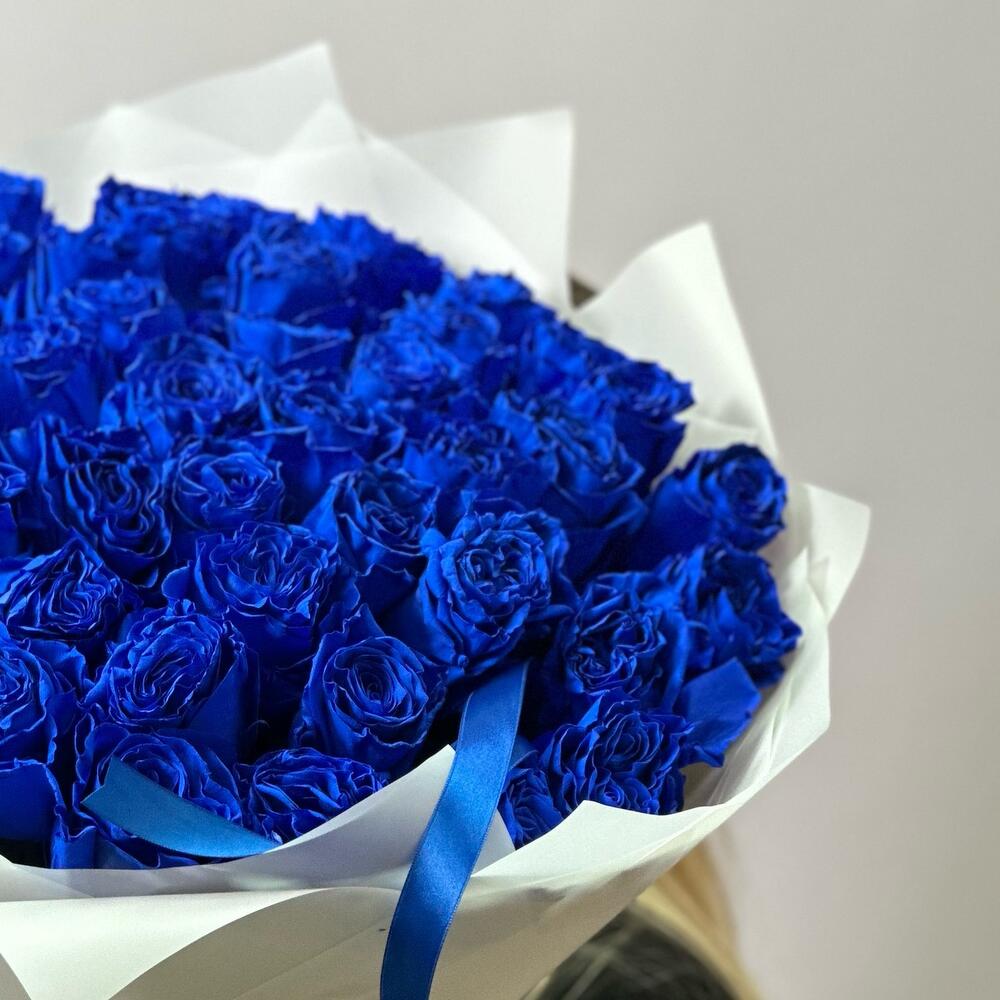 45 синих роз в оформлении
