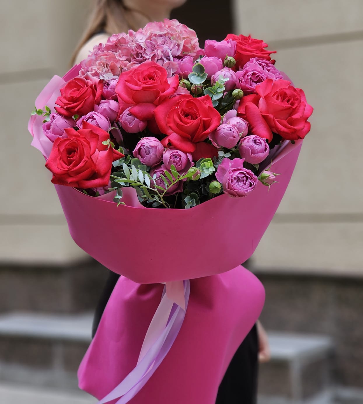 Букет из пионовидных роз и гортензии