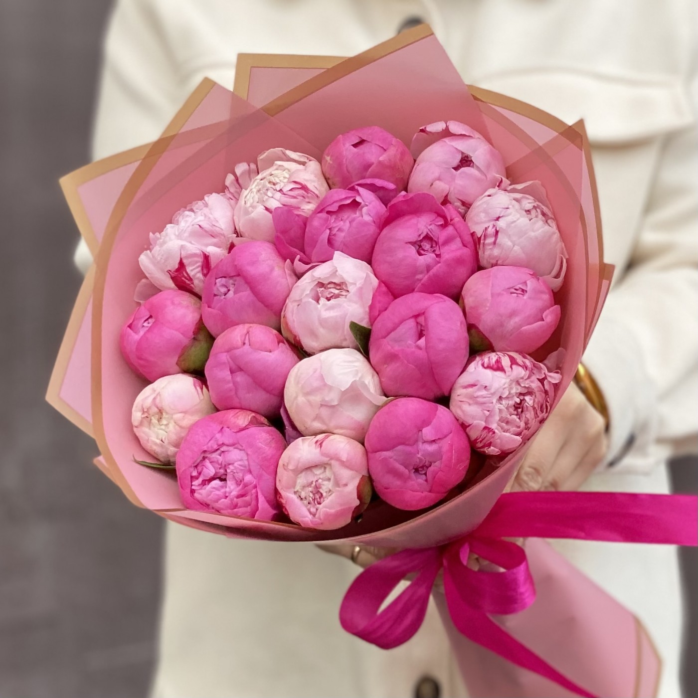 Букет из 19 пионов розовый МИКС