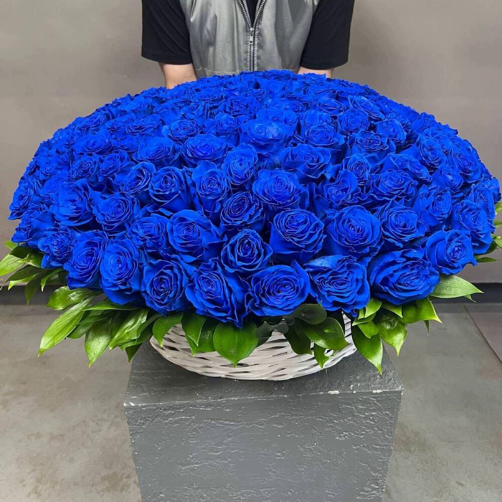 101 синяя роза в корзине