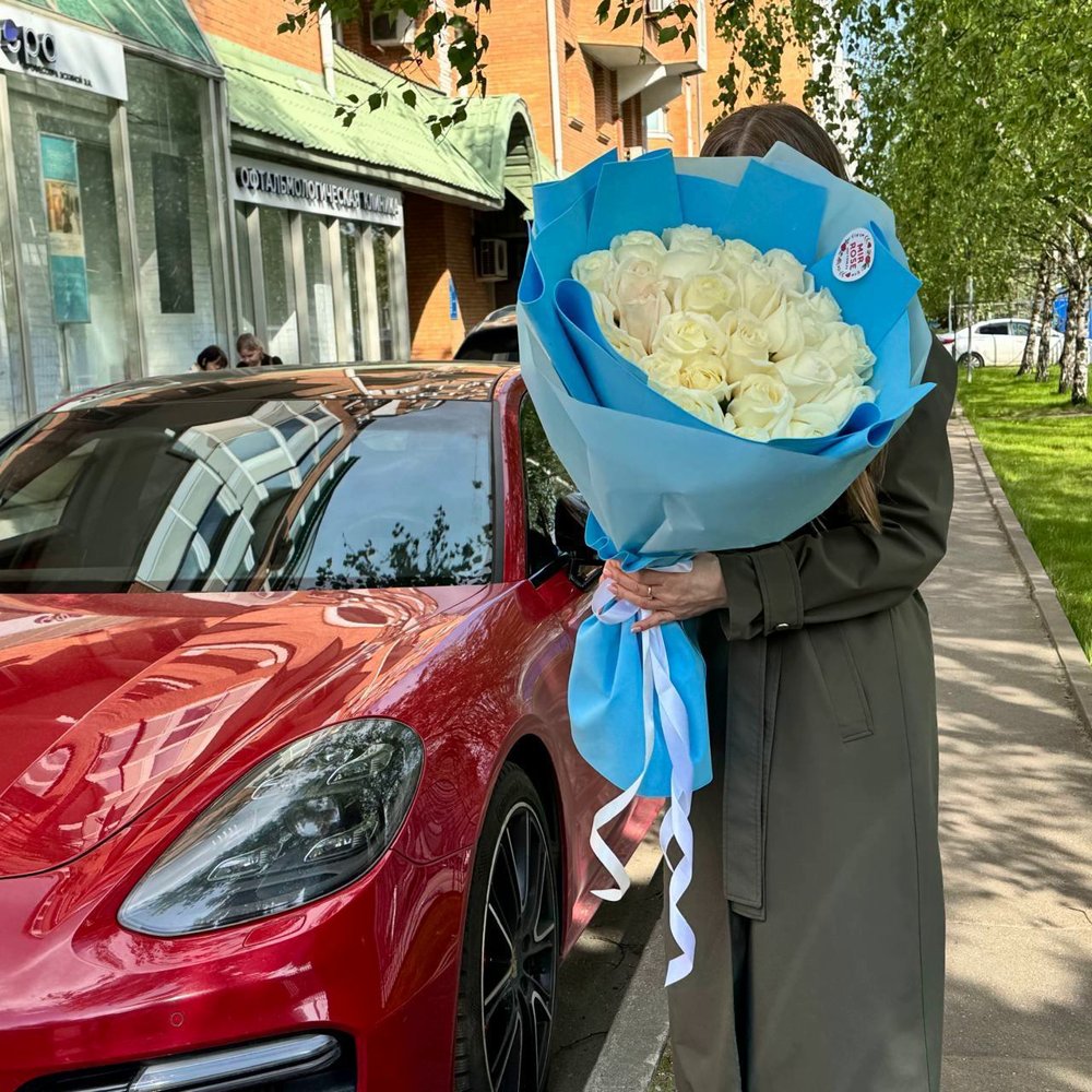 25 белые розы 60 см