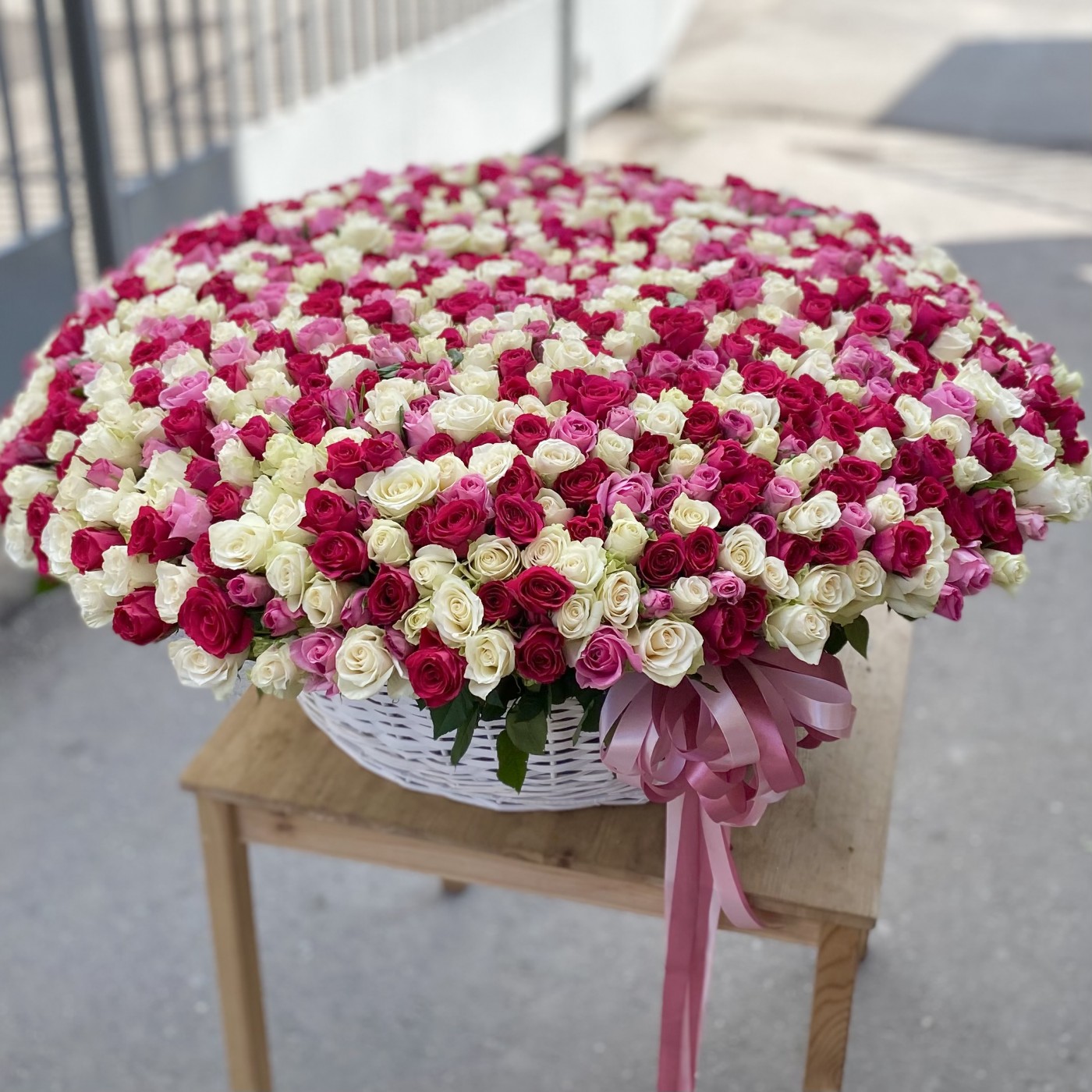 Корзина из 1001 красно-белой розы