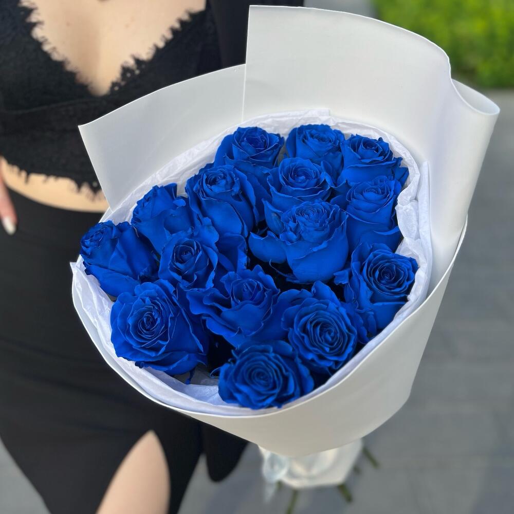 15 синих роз в оформлении