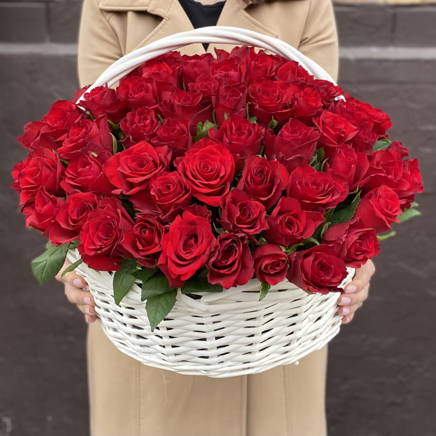 Корзина из 101 красной розы с зеленью