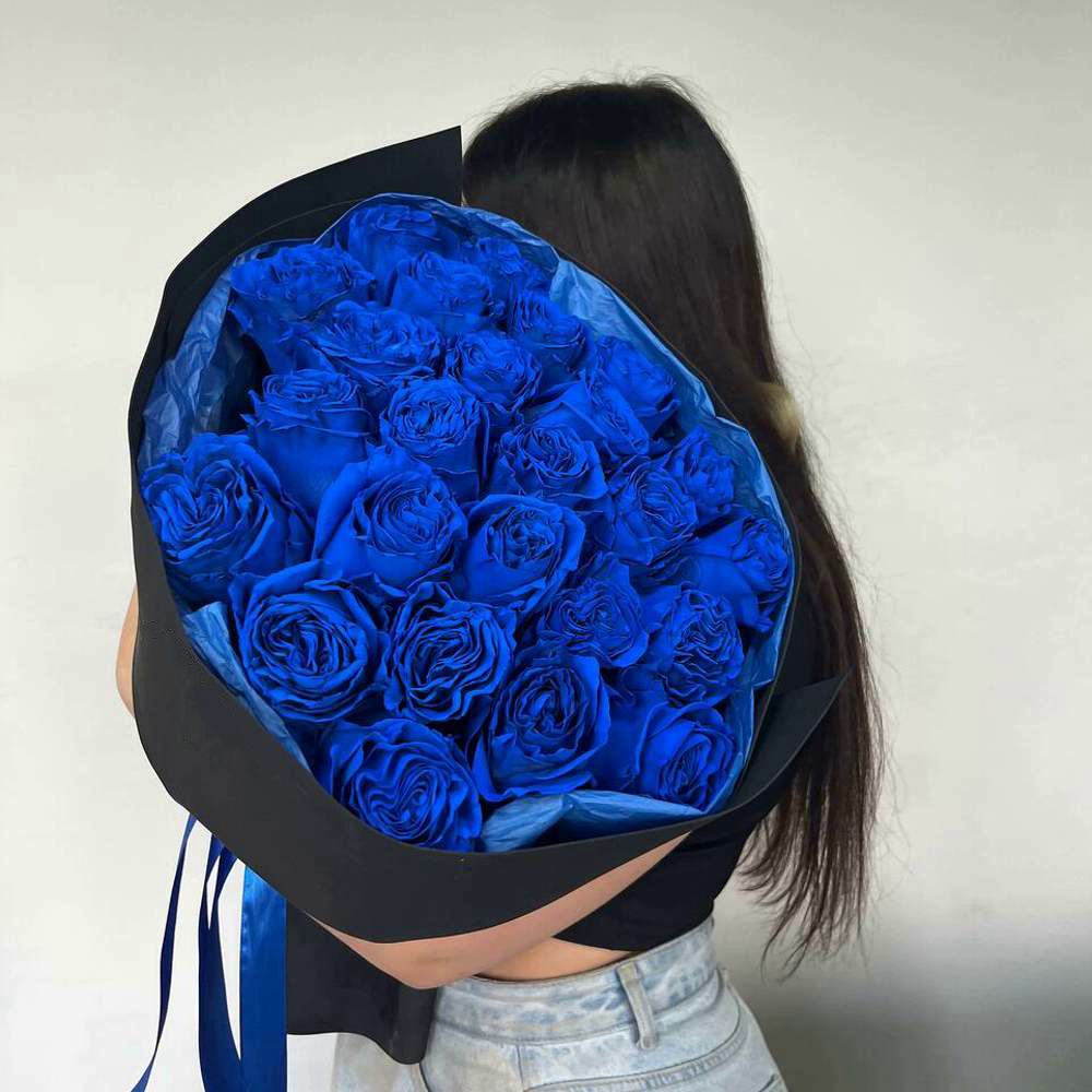25 синих роз в оформлении