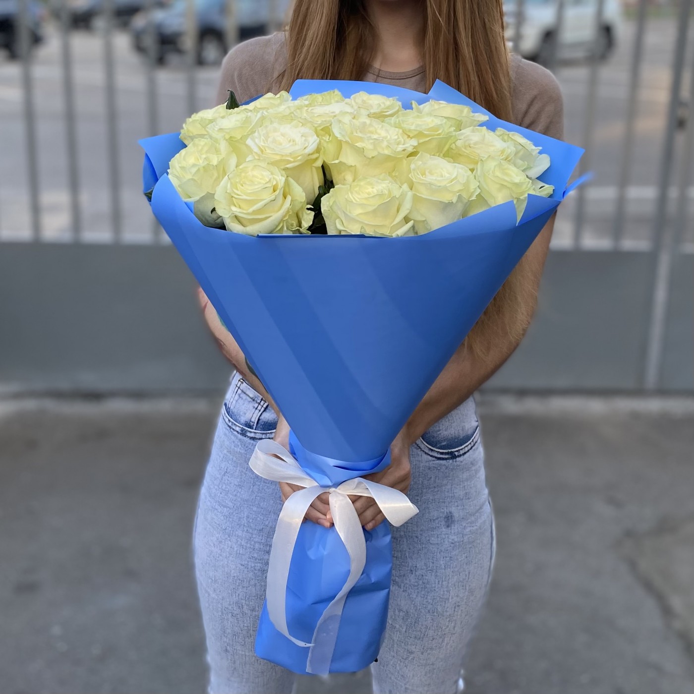 15 белых роз Premium 60 см