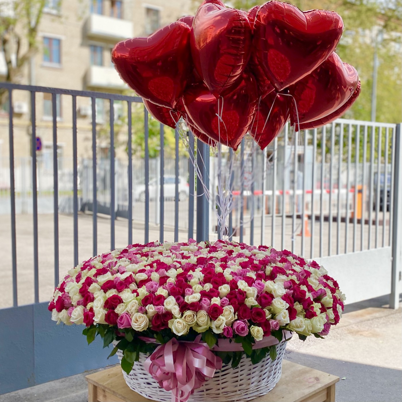 Корзина из 1001 красно-белой розы