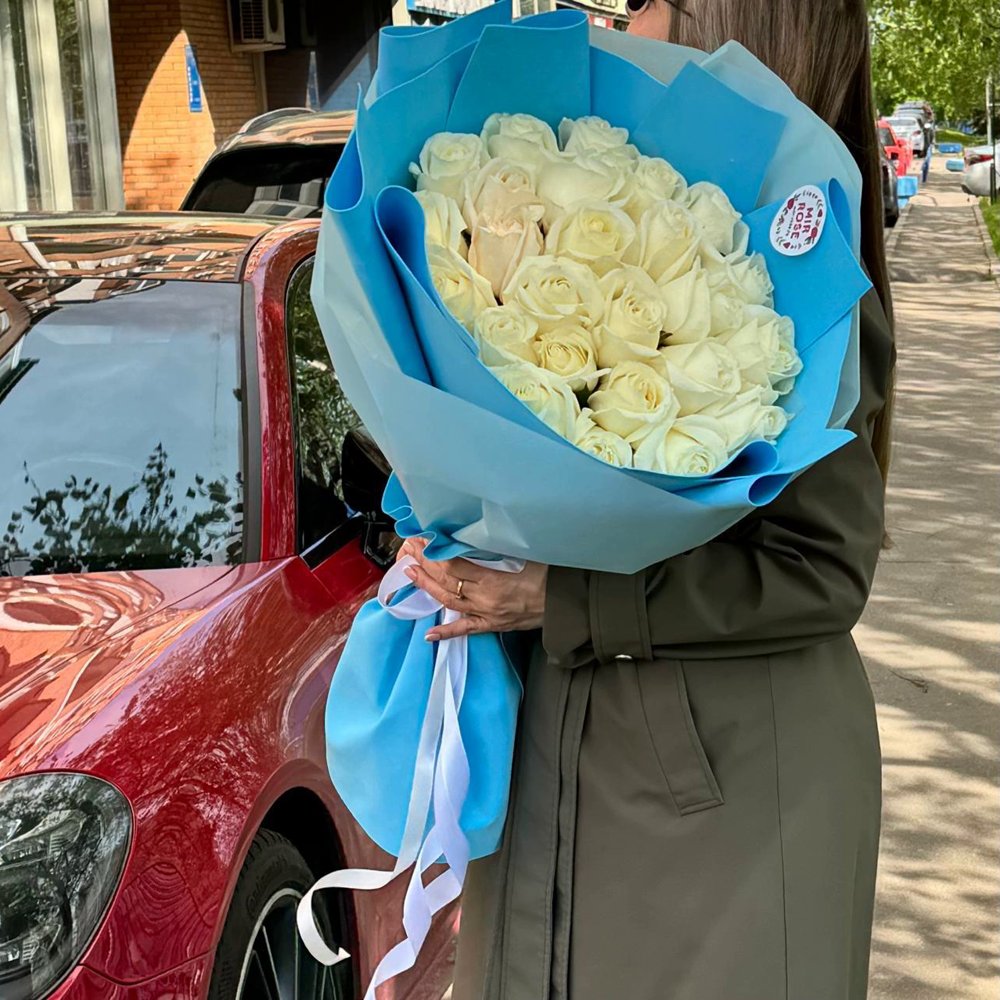 25 белые розы 60 см
