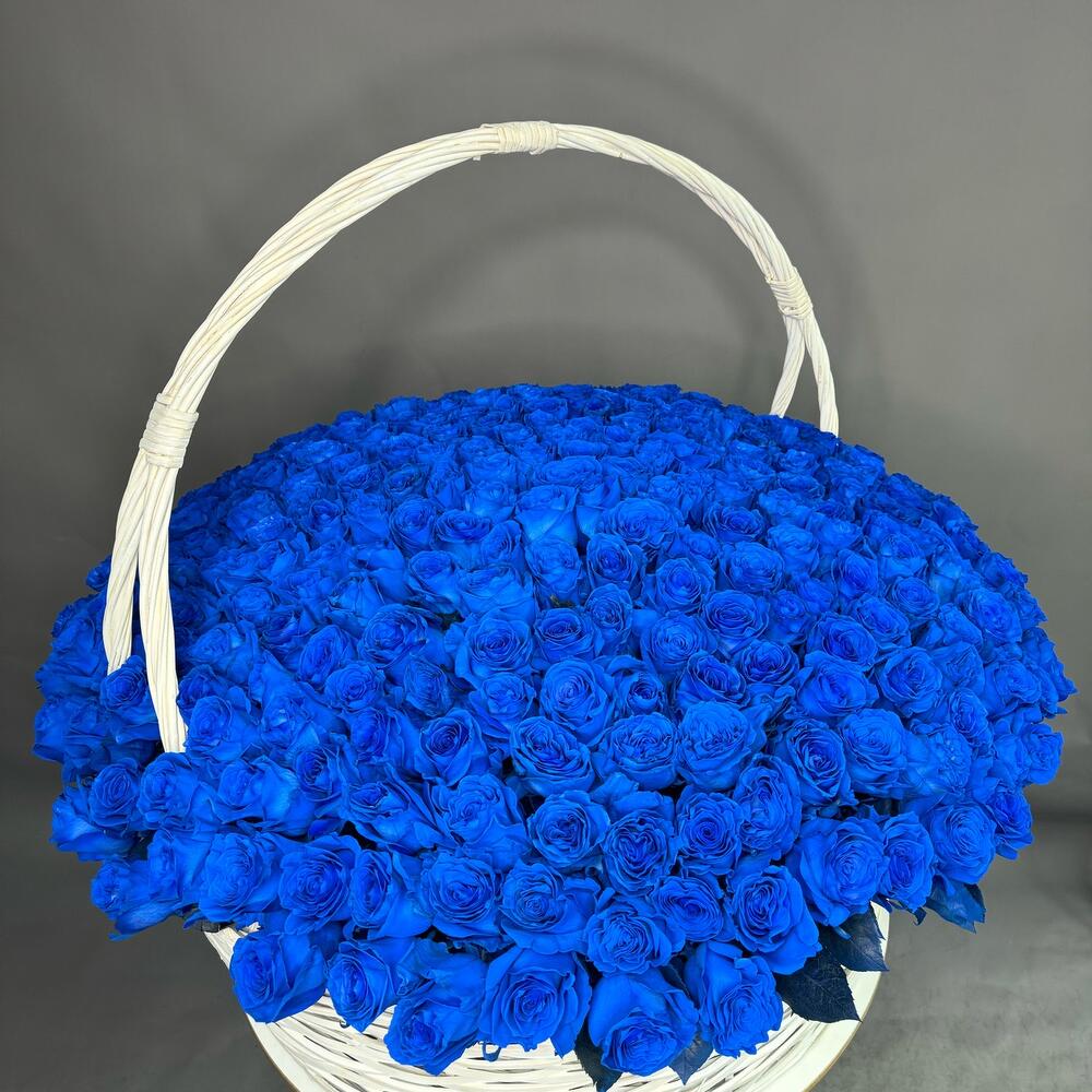 301 синяя роза в корзине