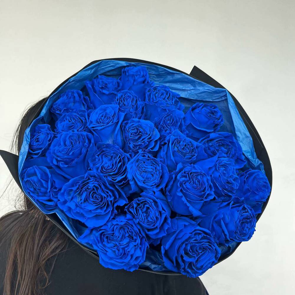 25 синих роз в оформлении