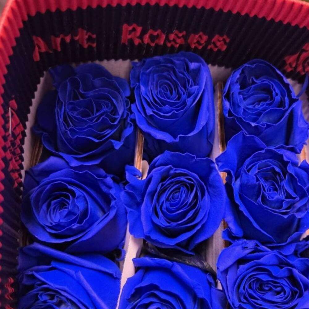 45 синих роз в оформлении
